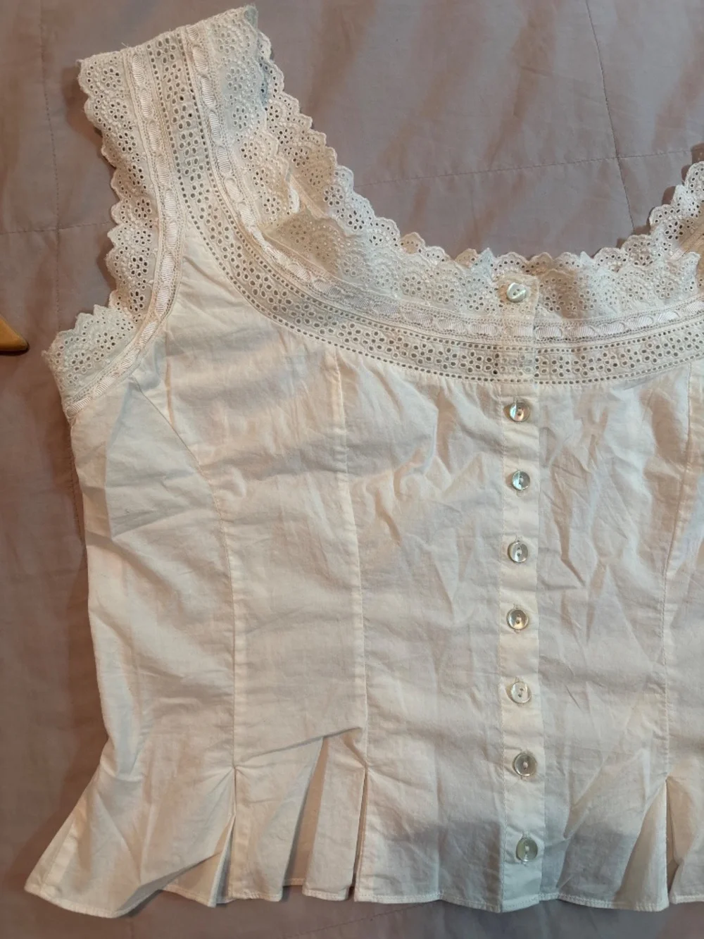 Doen Cream Eyelet Lace-Trim Button Front Cropped Top - Picture 4 of 16